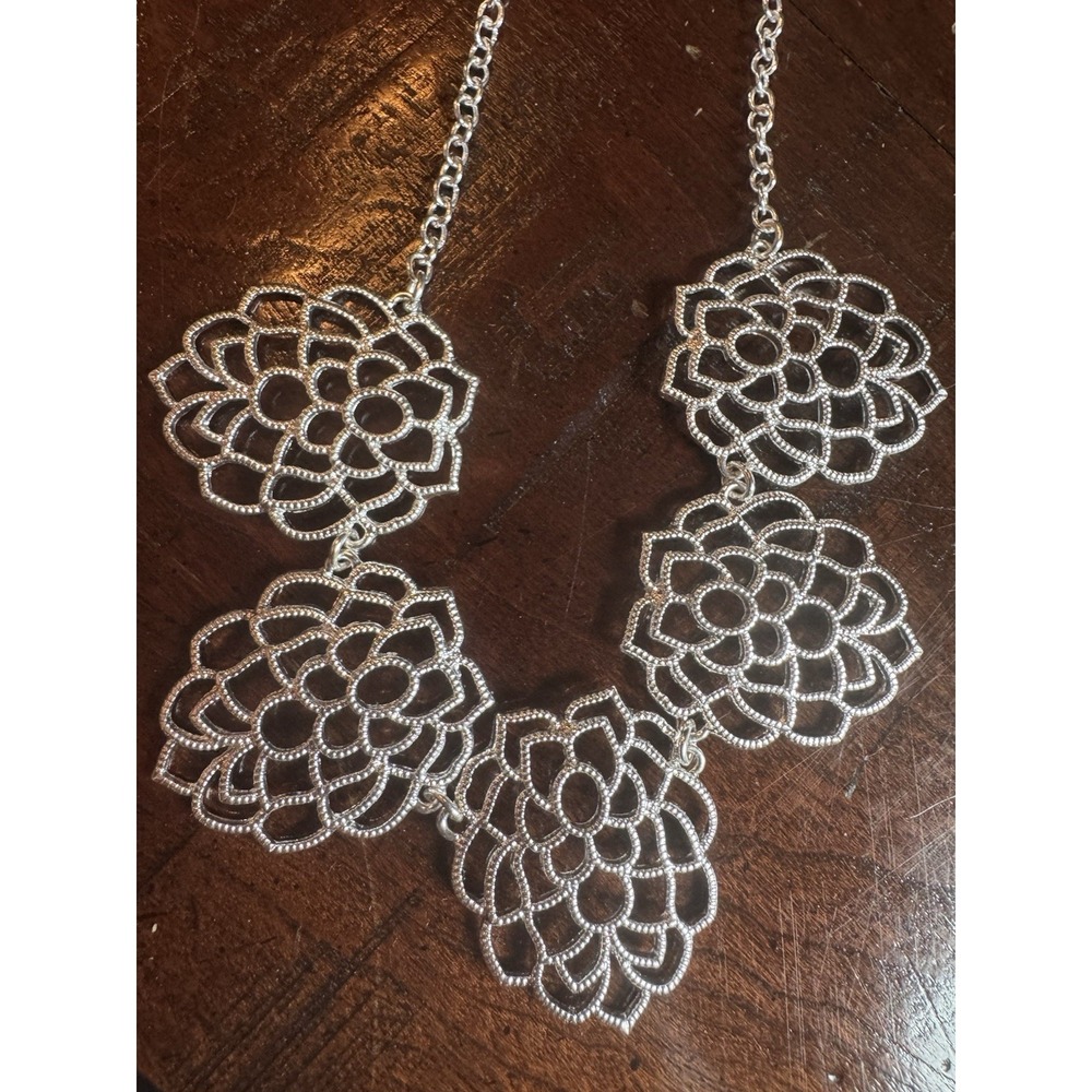 Avon Monarch Petals Collar Necklace Silvertone NIB Botanical Nature Theme
